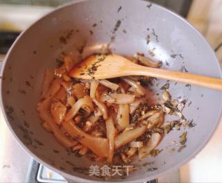 Dian-flavored Sauerkraut and Konjac Vermicelli in Clay Pot recipe