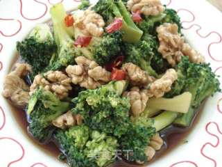 Broccoli Mixed with Walnuts recipe