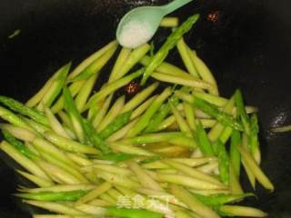 Stir-fried Reed with Seafood Mushroom recipe