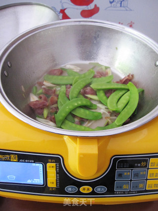 Home-style Quick Stir-fry-fried Sausage with Snow Peas recipe