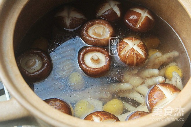 Mushroom Chestnut Chicken Feet Soup recipe
