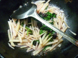 Stir-fried Potatoes with Red Amaranth recipe