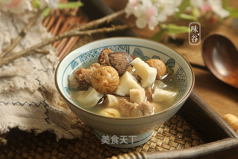 (moisten The Lungs and Relieve Cough) Sea Coconut King Pork Bone Soup