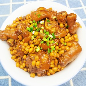 Mom Teaches Me to Stew Soy Beans with Trotters recipe