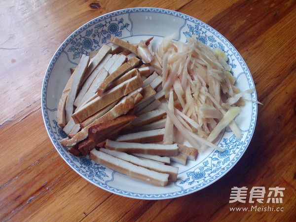 Stir-fried Lean Pork with Soaked Ginger Dried Beans recipe