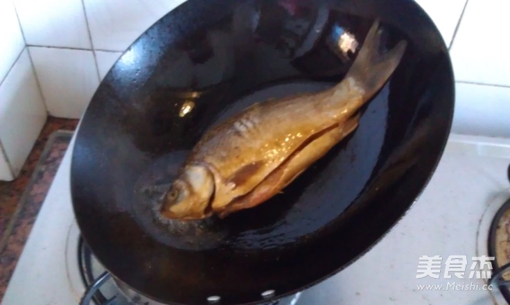Pan-fried Crucian Carp with Sauce recipe