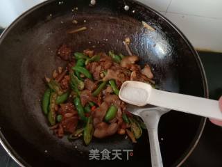 Stir-fried Pork Head with Green Pepper recipe
