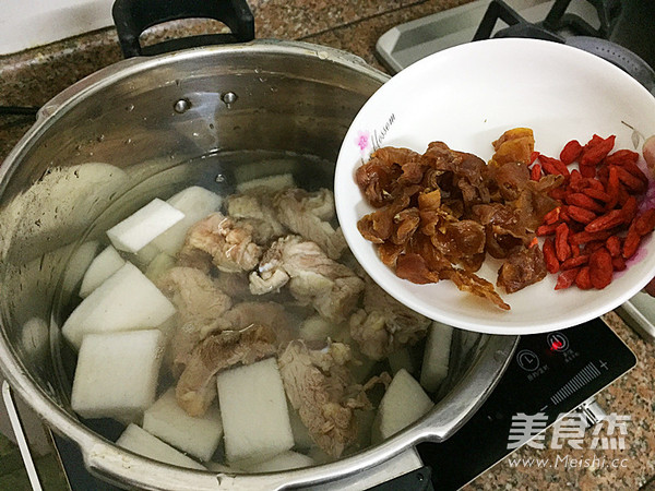 Stewed Pork Bone Soup with Longan and Radish recipe