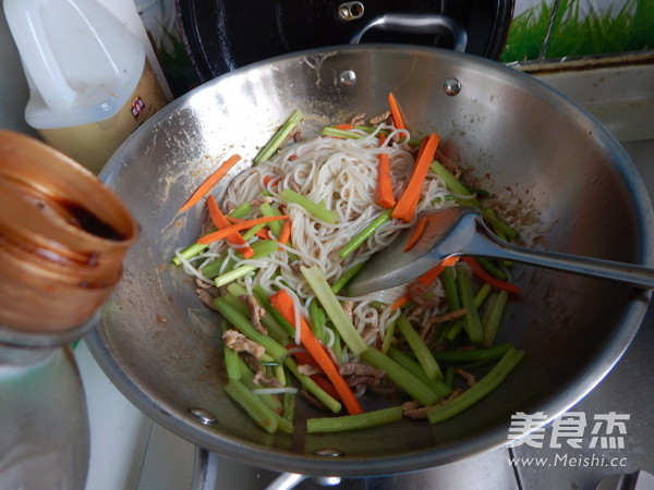 Stir-fried Rice Noodles with Shredded Pork recipe