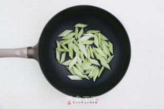 Stir-fried Fresh Lily with Celery recipe