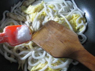 Fried Potato Vermicelli with Egg Clams recipe