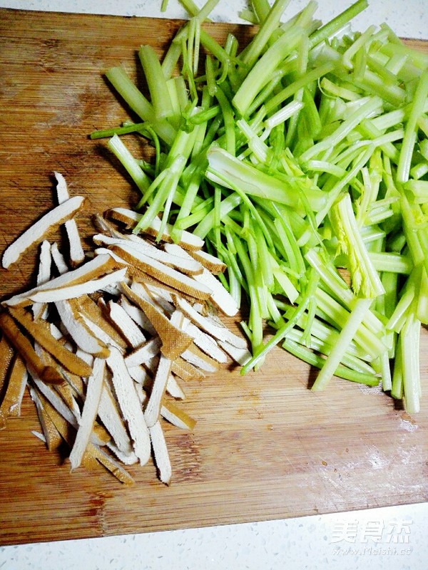 Stir-fried Celery with Dried Golden Chicken recipe