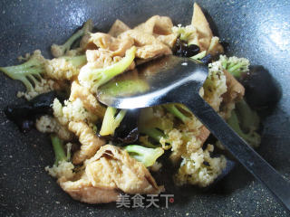 Burning Cauliflower with Black Fungus and Big Oil Cube recipe