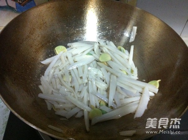 Stir-fried Lotus Root with Laba Garlic recipe