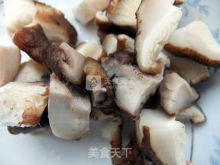 Stir-fried Rice Cakes with Celery Leaves and Mushrooms recipe
