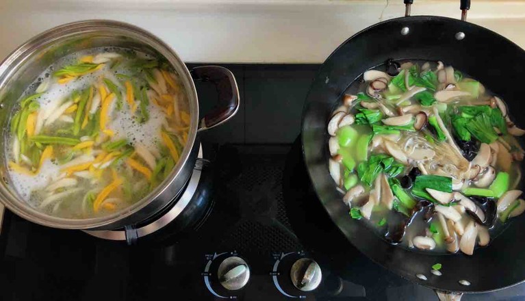 Three-color Mushroom Soup ✂️ Scissors Noodles recipe