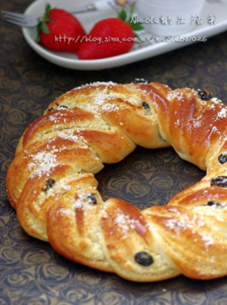 Coconut Grape Garland Bread recipe