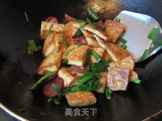 Stir-fried Pressed Tofu with Green Garlic Sausage recipe