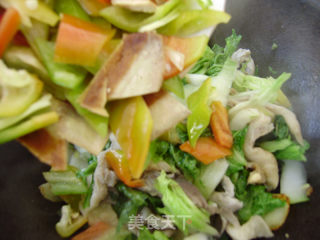 Home Cooking-stir-fried Cabbage with Fresh Mushrooms recipe