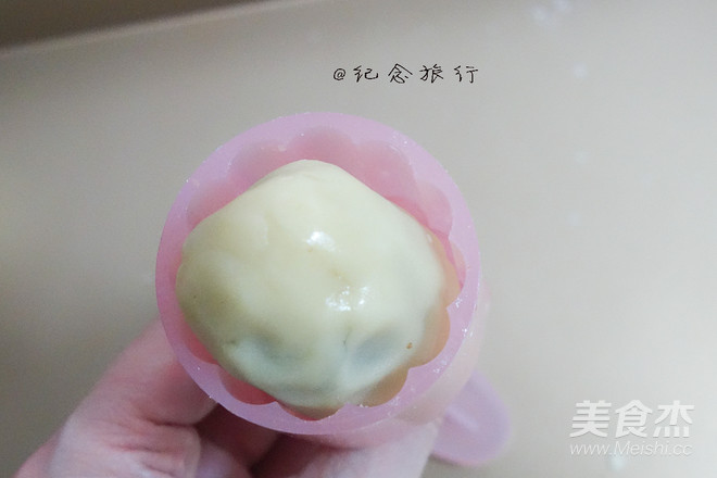 Cantonese-style Lotus Seed Paste Egg Yolk and Bean Paste Egg Yolk Moon Cake Making Method recipe