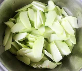 Sausage Stir-fried Chayote recipe