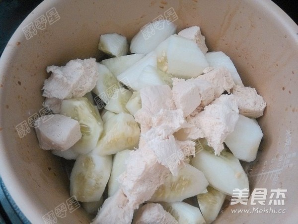 Cucumber Frozen Tofu Stewed Chicken Wing Root recipe