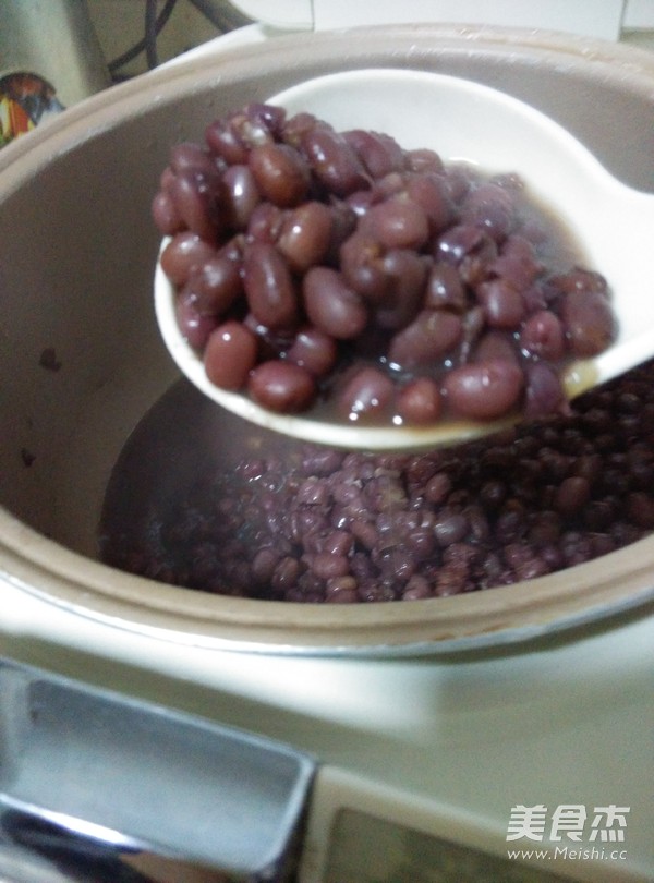 Boiling Red Beans for Invigorating Qi and Health recipe