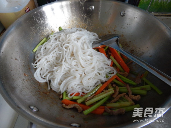 Stir-fried Rice Noodles with Shredded Pork recipe