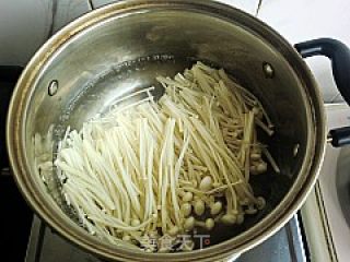 Stir-fried Enoki Mushroom with Carrots recipe