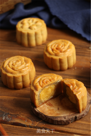 Mid-autumn Gift ~ Moon Cake with Egg Yolk and Lotus Paste recipe