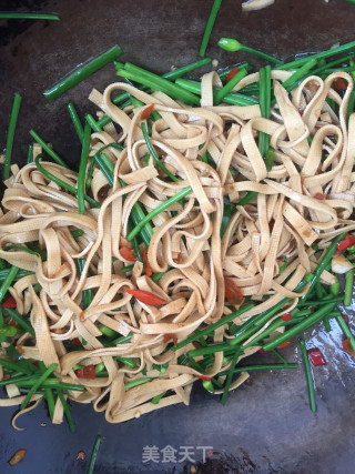 Stir-fried Bean Curd with Leek Flower recipe