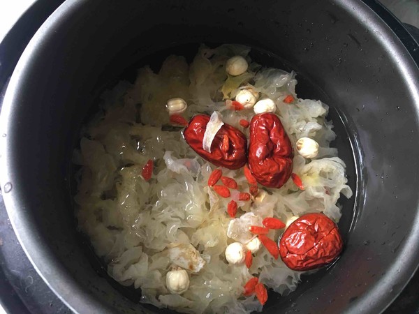 Lotus Seed, Lily, Red Date, Wolfberry and Tremella Soup recipe