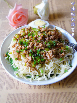 Dry Noodles with Chrysanthemum Meat Sauce recipe