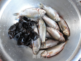 Roasted Crucian Carp with Fungus recipe