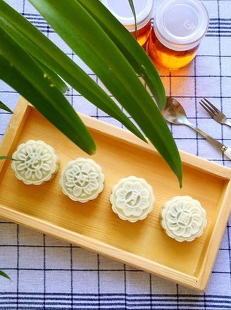 Mung Bean Paste and Cranberry Snowy Mooncakes