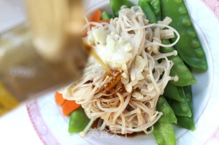 Refreshing Delicacy in Summer-snow Peas Mixed with Golden Needles recipe