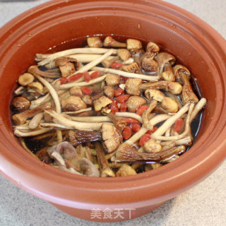 Make A Good Soup for The Family with Heart ----- Stewed Chicken with Matsutake recipe