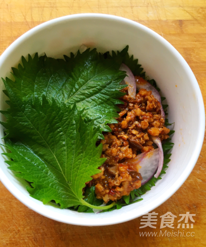 Steamed Pork with Perilla recipe