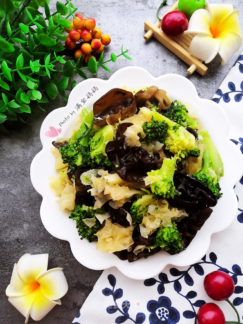 Stir-fried Double Ears with Broccoli recipe