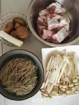 Braised Pork Ribs with Crab Mushroom Vermicelli recipe