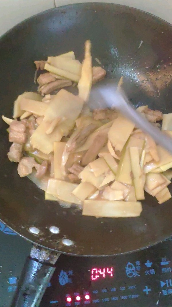 Stir-fried Yellow Bamboo Shoots with Upper Leg Meat recipe