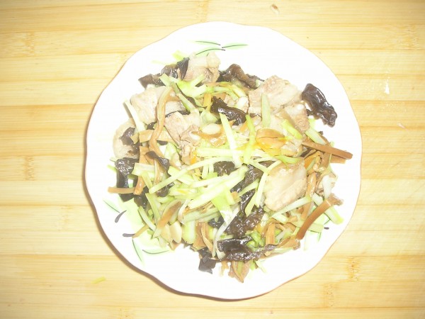 Stir-fried Yellow Flower Fungus with Pork recipe