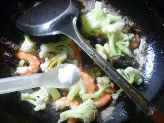 Stir-fried Cauliflower with Black Fungus and Shrimp recipe