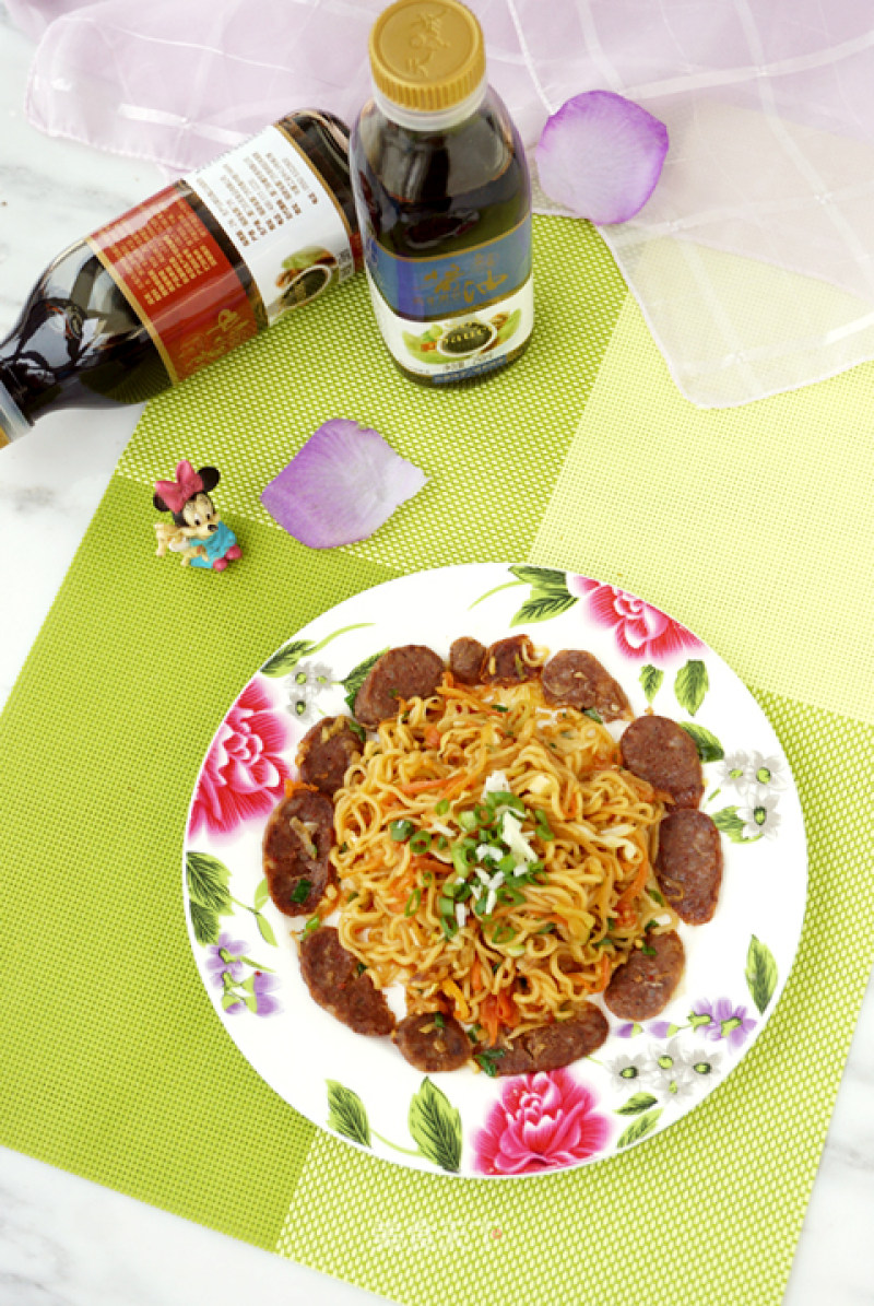 Fried Instant Noodles with Soy Sauce recipe
