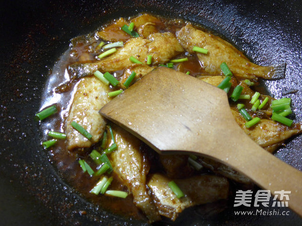 Braised Small Rubber Fish with Shacha Sauce recipe