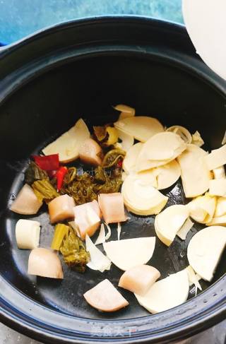 Stewed Vermicelli with Sauerkraut and Winter Bamboo Shoots recipe