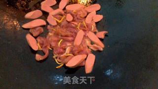 Stir-fried Cabbage Heart with Sausage and Lean Meat recipe