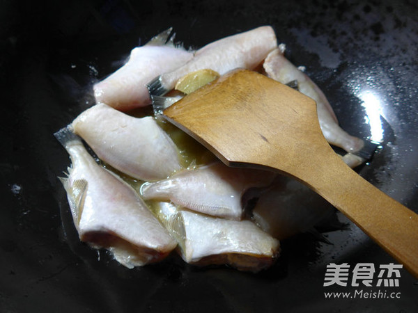 Braised Small Rubber Fish with Shacha Sauce recipe