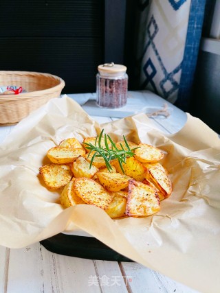 Crispy Roasted Potato Wedges with Crispy Outside and Sticky Inside recipe