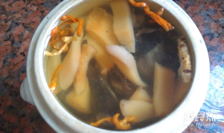 Snails and Cordyceps Flower Black-bone Chicken Soup recipe